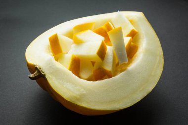 Siyah arka plan üzerine izole sarı kavun karpuz.