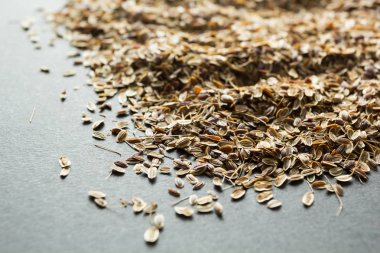 Bir avuç kurutulmuş organik dere otu tohumu, alternatif tıp.