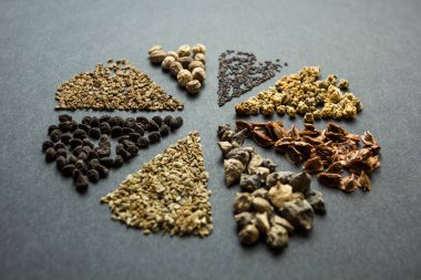 Koleksiyonu kümesi tahıl tahıllar ve yığın daire içinde tohum: rhuba