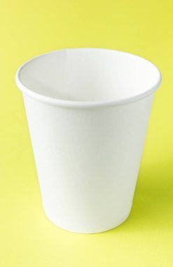 Beyaz kağıt bardak soda, meyve suyu, çay ve kahve sarı backgr