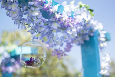 Mavi çiçekler ve cam düğün dekorasyon.