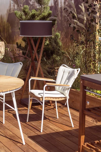Terrasse luxueuse avec mobilier moderne et design naturel. Fouet. — Photo
