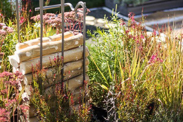 Пачка декоративных дров на фоне травы
.