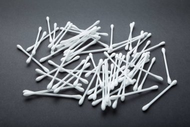 Pamuk hijyen yakın çekim izole üzerinde siyah arka plan sopa.