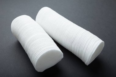 Pamuk tamponlarla siyah bir zemin üzerine iki paket.