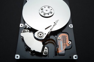 Siyah bir arka plan üzerinde bir bilgisayarın sabit disk sürücüsü.