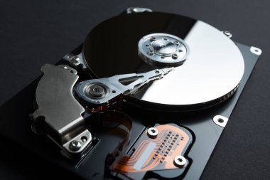 Siyah bir bac üzerinde sabit diskteki verileri depolamak için bir manyetik disk