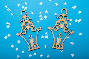 Noel dekorasyonu, kağıt kar taneleri ve ahşap fener ile 