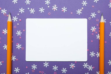 Noel Baba çocuğa bayram mesajı. Kar taneleri, kalemler