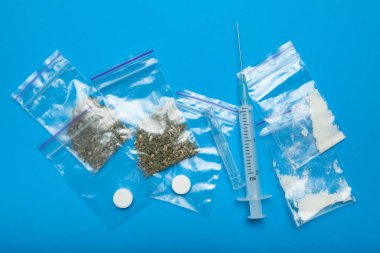 Mavi bir arka plan ağır uyuşturucu kümesi. Bağımlısı kurtulmak