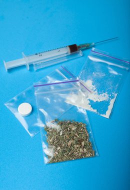 Mavi bir arka plan üzerinde marihuana ve ağır uyuşturucu. Genç uyuşturucu Ekle