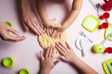 Anne ve çocuk fırında kurabiye mutfakta ve çerez süslemeleri