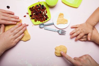 Çilek, c ile çerezleri pişirmeye anneleri ile çocuk öğrenmek