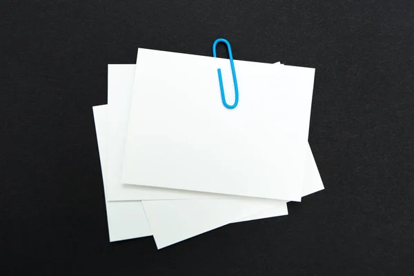 Куча бумажной бумаги с голубой скрепкой. Путь обрезки включен . — стоковое фото
