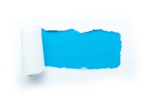 Espacio vacío para texto sobre fondo azul. Un agai de papel arrancado — Foto de Stock