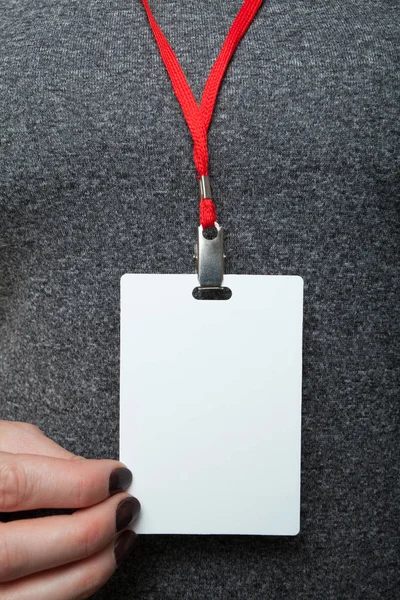 Odaad-val egy fehér üres műanyag személyazonosító kártya azonosítása — Stock Fotó