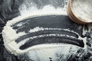 Siyah bir arka plan boşluk t için ekmek yemek pişirmek için beyaz un