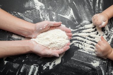 Annemin elleri un bir avuç tutun ve çocuklarına geçmek.