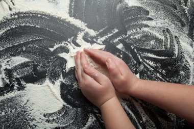 Çocuk el un ile üst, siyah bir arka plan iş. 