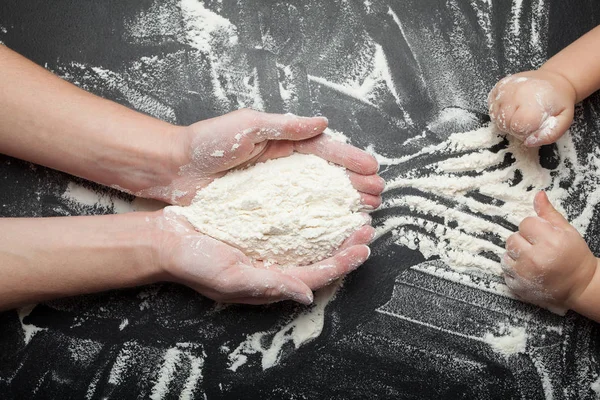 Annemin elleri un bir avuç tutun ve çocuklarına geçmek.