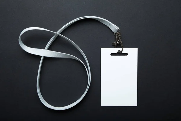 Primo piano della carta d'identità / icona vuota con cintura bianca, su un bac nero — Foto Stock