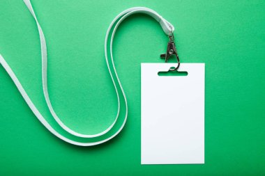 Boş beyaz kimlik kartı, yeşil bir arka plan üzerinde. Metin, alay etmek için yer