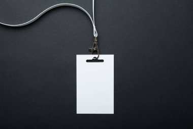 Beyaz boş rozet mockup / kimlik kartı, izole standı. Kişi ident