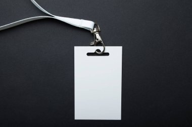 Boş boş rozet mockup siyah arka plan üzerine. Düz ad etiketi moc