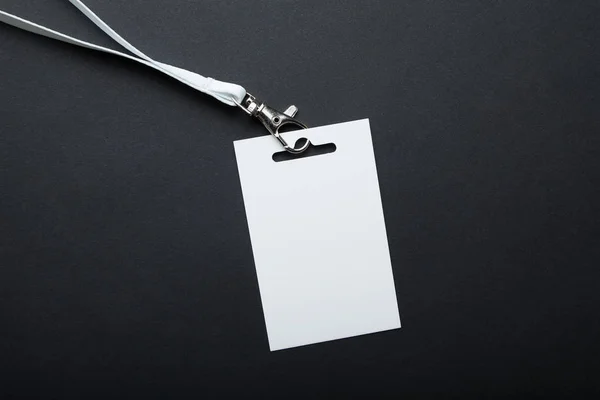 Název id card odznak s kabelem na černém pozadí. Bílé prázdné ba — Stock fotografie