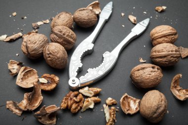 Siyah bir zemin üzerine ceviz ile metal vintage Fındıkkıranlar.