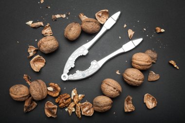 Siyah bir zemin üzerine ceviz sonbaharda hasat. Fındıkkıran ve 