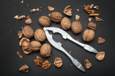 Eski bir somun kraker, bir üst yardımı ile kırık olgun ceviz 