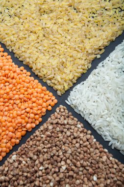 Farklı türde tahıllar ve baklagiller (nohut, kırmızı mercimek, 
