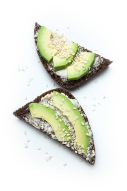 Meze dan izole siyah ekmek ve susam tohumu, avokado