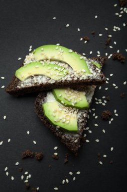 Meze üzerinden avokado dağınık sesam arka planı