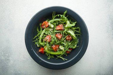 Kilo kaybı için düşük kalorili içerikli organik sebze salatası