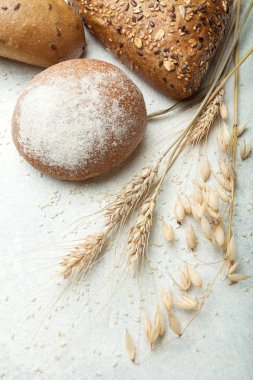 Altın taze el sanatları ekmek buğday kulak beyaz tablo ile.