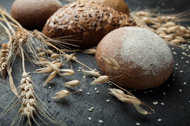 Bütün tahıl çavdar gluten ücretsiz ekmek ile tohumlar bir kara tahta üzerinde.
