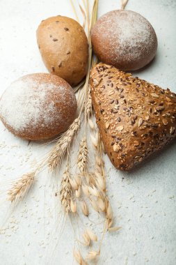 Organik çavdar-buğday kepekli ekmek bir wh üzerinde ev yapımı Maya dan