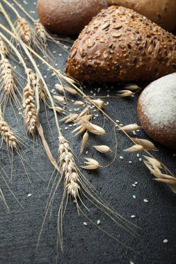 Siyah bir zemin üzerine çok tahıl ev yapımı ekmek.