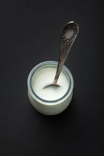Domowej roboty jogurt domowej roboty z łyżką vintage. — Zdjęcie stockowe