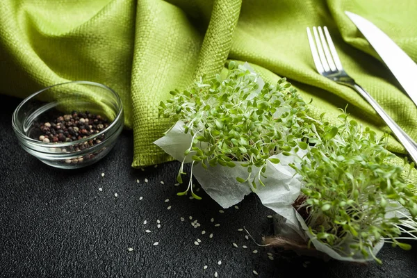 Kalorifattig diet av färska mikro-grön för bättre matsmältning. — Stockfoto