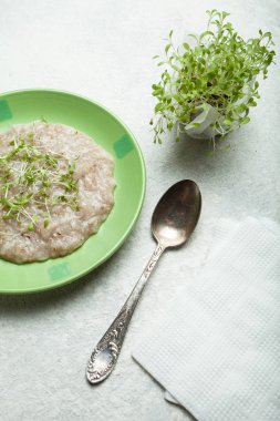 Lezzetli ve sağlıklı bir kahvaltı ile mikro yeşil ve püresi içinde
