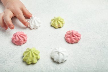 Ev yapımı beze beyaz bir tabloda, tatlı Sevgililer günü için.