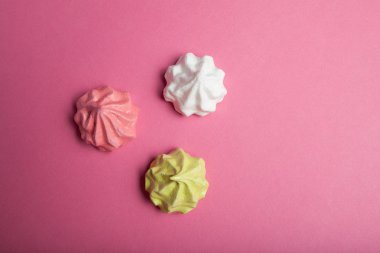 Pembe bir arka plan kavramı üzerinde romantik çok renkli beze