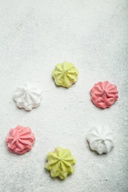 French Kiss - beze beyaz arka plan üzerinde.