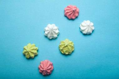 çok renkli hatmi, beze bir mavi arka plan, ışık üzerine bir