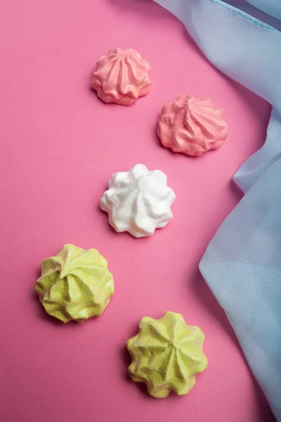 Lucht zoete dessert "meringue" op een roze achtergrond - een cadeau voor V — Stockfoto