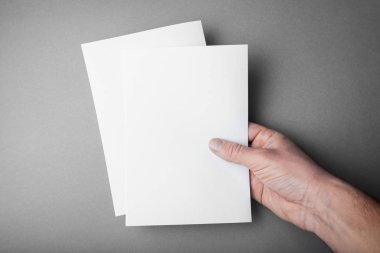 İki adet A5 tasarımı için bir AB elinde bir mock-up boş