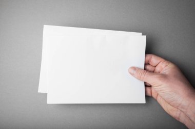 Mock-up boş afiş poster, desig değiştirmek için Grey elinde